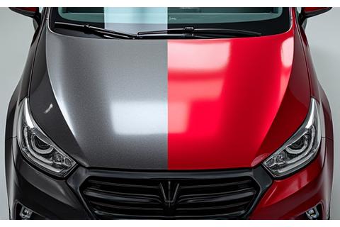 Comparaison avant/après du capot d'une voiture, montrant la brillance après detailing