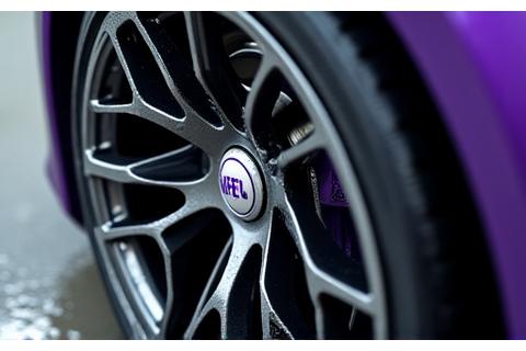 Gros plan sur des jantes de voiture de luxe impeccablement propres