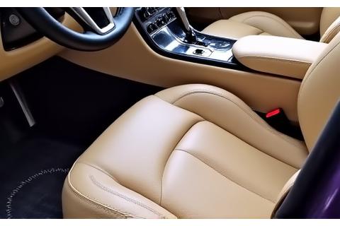 Intérieur en cuir beige d'une voiture de luxe, nettoyé et conditionné
